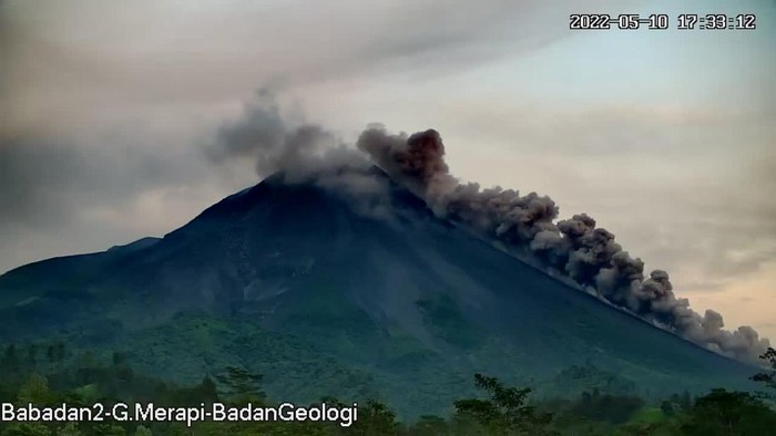 Erupsi Gunung Merapi Selasa (10/5/2022) pukul 17.33 WIB