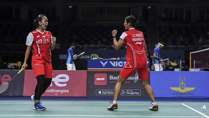 Pebulu tangkis ganda putri Indonesia Amalia Cahaya Pratiwi (kanan) dan Febriana Dwipuji Kusuma (kiri) meluapkan kegembiraan saat melawan pebulu tangkis ganda putri Prancis Vimala Heriau dan Margot Lambert dalam pertandingan babak penyisihan grup A Piala Thomas Uber 2022 di Impact Arena, Bangkok, Thailand, Minggu (8/5/2022). Amalia Cahaya Pratiwi/Febriana Dwipuji Kusuma  menang dengan skor 21-13 dan 27-25. ANTARA FOTO/M Risyal Hidayat/aww.