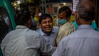 Seorang pria berduka ketika anggota keluarganya dinyatakan meninggal di luar bangsal korban penyakit coronavirus di rumah sakit Guru Teg Bahadur di New Delhi, India, 23 April 2021. REUTERS/Danish Siddiqui