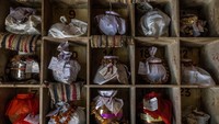 Guci berisi abu jenazah setelah upacara terakhir, termasuk mereka yang meninggal karena penyakit coronavirus, menunggu pencelupan karena penguncian nasional, di krematorium di New Delhi, India, 6 Mei 2021. REUTERS/Danish Siddiqui