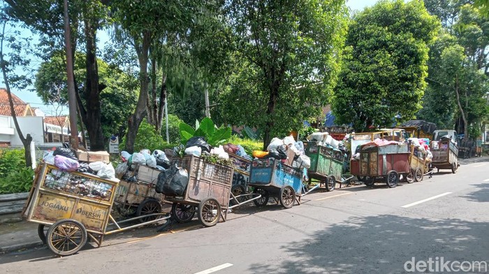 Samah di gerobak tidak bisa terangkut truk sampah lantaran penutupan TPST Piyungan, Selasa (10/5/2022).