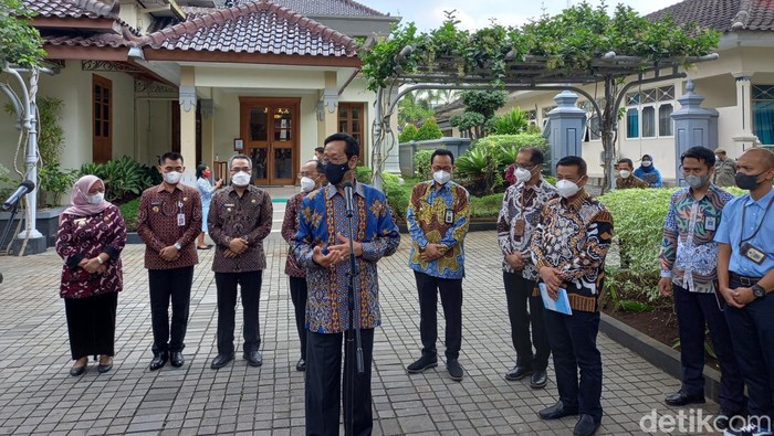 Gubernur DIY Sri Sultan Hamengku Buwono (HB) X memberi keterangan terkait TPST Piyungan, Selasa (10/5/2022).