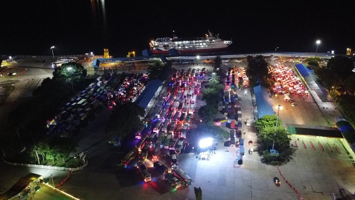 Sejumlah kendaraan masih berdatangan ke Pelabuhan Bakauheni, Lampung, pada H+7 lebaran. Meski begitu suasana arus balik di pelabuhan itu terpantau ramai lancar.