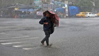 Seperti ini penampakan hujan deras imbas terjangan Badai Asani yang menimpa kawasan Kolkata. AP Photo