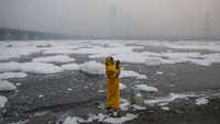 Anushree Fadnavis memotret seorang wanita India yang tengah berdoa di tepi Sungai Yamuna saat pagi hari berkabut di Delhi. REUTERS/Anushree Fadnavis.