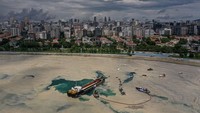 Foto ini mengisahkan kapal yang sedang membersihkan ingus laut yang merupakan lapisan organik berlendir tebal yang menyebar di Laut Marmara. Lendir ini mengancam kehidupan laut dan industri perikanan di Istanbul, Turki. REUTERS/Umit Bektas.