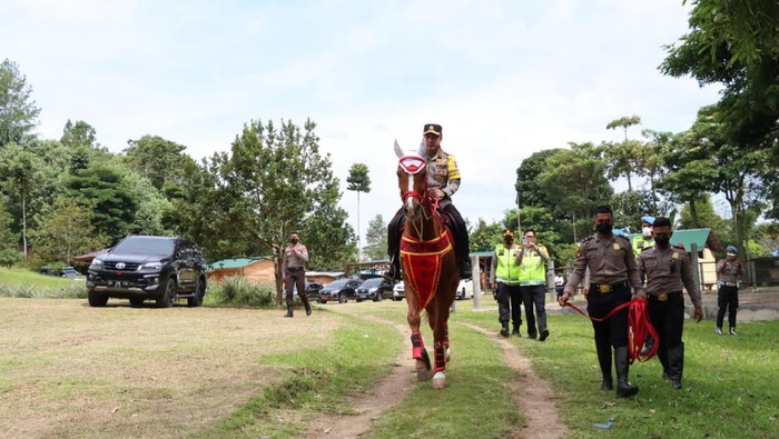 Irwasum Polri, Komjen Agung Budi Maryoto menaiki kuda saat mengunjungi Samosir dan Danau Toba