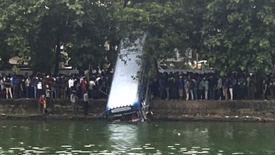 Jadi Sasaran Amuk Massa, Bus di Sri Lanka Nyemplung ke Danau