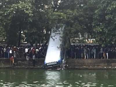 Jadi Sasaran Amuk Massa, Bus di Sri Lanka Nyemplung ke Danau