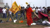 Sementara itu diketahui, Perdana Menteri Sri Lanka Mahinda Rajapaksa mengundurkan diri dari jabatannya di tengah gelombang aksi unjuk rasa yang memprotes cara pemerintah menangani krisis ekonomi.