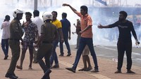 Sejak gelombang aksi unjuk rasa muncul pada awal April lalu, para pengunjuk rasa berkumpul di luar kantor perdana menteri guna menuntut Rajapaksa mundur dari jabatannya. Demonstrasi ini memicu bentrokan berdarah antara kubu antipemerintah dan pendukung Rajapaksa di Ibu Kota Kolombo. Menurut laporan pihak rumah sakit, sedikitnya 78 orang cedera akibat bentrokan tersebut.