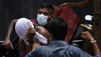 Untuk diketahui, Sri Lanka mengalami krisis ekonomi terburuk sejak meraih kemerdekaan dari Inggris pada 1948. Pemerintah bahkan meminta warganya yang berada di luar negeri untuk mengirimkan uang ke dalam negeri demi memenuhi kebutuhan bahan pangan dan bahan bakar, setelah negara itu gagal membayar utang luar negeri senilai $51 miliar (Rp732 triliun). Cadangan devisa Sri Lanka telah habis dan tidak lagi bisa menopang kebutuhan rakyat, seperti makanan pokok, obat-obatan, dan bahan bakar. 