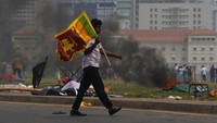 Krisis di Sri Lanka bermula setelah negara itu mengumumkan tidak memiliki cadangan devisa untuk membayar utang negara. Sejak bulan lalu, ribuan orang turun ke jalanan untuk menuntut turunnya Presiden Gotabaya Rajapaksa yang terus menekankan ia tidak akan mundur.