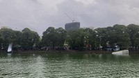 Penampakan sejumlah bus yang diceburkan ke danau di dekat kediaman Perdana Menteri Sri Lanka Mahinda Rajapaksa di Kolombo, Senin (9/5/2022). Diketahui, gelombang unjuk rasa buntut krisis ekonomi masih terjadi di Sri Lanka.