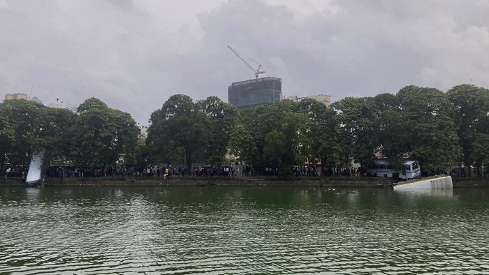 Jadi Sasaran Amuk Massa, Bus di Sri Lanka Nyemplung ke Danau Aksi unjuk rasa buntut krisis ekonomi yang melanda Sri Lanka berujung ricuh. Sejumlah bus menjadi sasaran amukan massa hingga diceburkan ke danau. Ini fotonya.