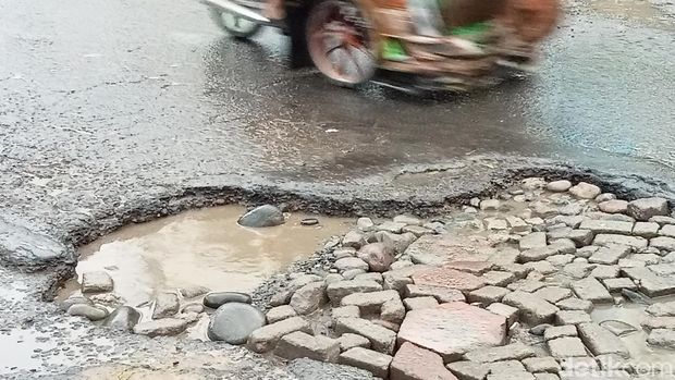 Jalan Tun Abdul Razak di Gowa rusak parah.