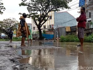 Penampakan Jalan Tun Abdul Razak di Gowa Rusak Parah, Lubang Bak Kubangan