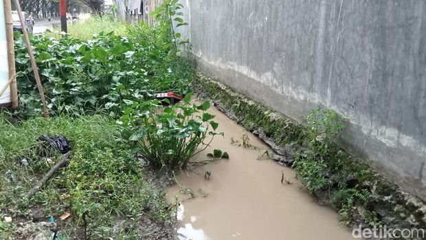 Jalan Tun Abdul Razak di Gowa rusak parah.