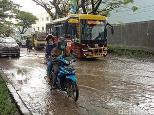 Curhat Pedagang Batu Merah di Jalan Tun Abdul Razak, Mobil Rusak Injak Lubang