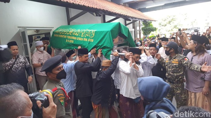 Jenazah Lily Wahid tiba di Tebuireng