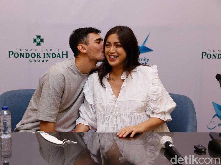 Peluk dan Cium Vincent Verhaag buat Jessica Iskandar usai Melahirkan