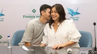 Kehangatan hubungan pasangan ini selalu terpancar. (Foto: Palevi/detikcom)
