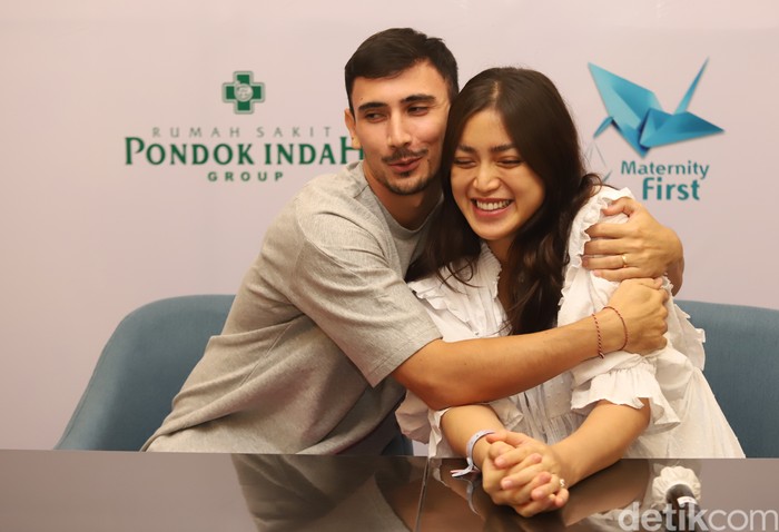 Jessica Iskandar Jessica Iskandar dan suaminya Vincent Verhaag saat konferensi pers terkait kelahiran anak kedua di RS Pondok Indah, Jakarta, (9/5/2022)