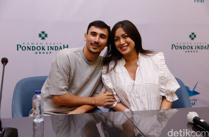 Jessica Iskandar Jessica Iskandar dan Vincent Verhaag di Press Conference kelahiran anak kedua di RS Pondok Indah Jakarta (9/5/2022).