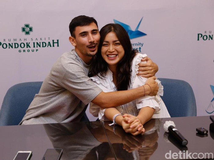 Jessica Iskandar dan Vincent Verhaag di Press Conference kelahiran anak kedua di RS Pondok Indah Jakarta (9/5/2022).