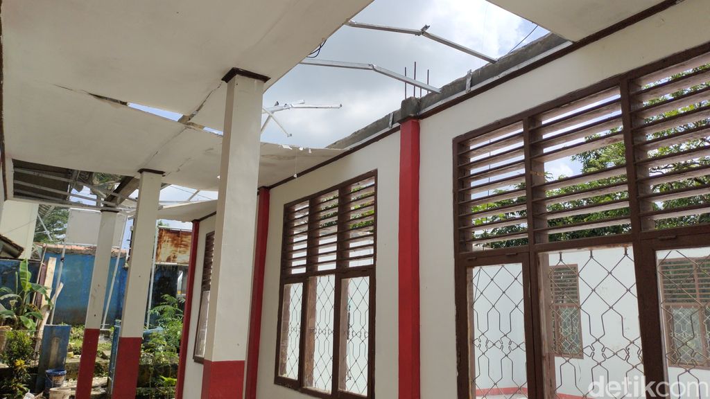Kegiatan pembelajaran tatap muka (PTM) akan tetap berjalan di SDN 1 Gunung Kencana pada Rabu (11/5) besok meski terdampak angin puting beliung (Fathul R/detikcom)