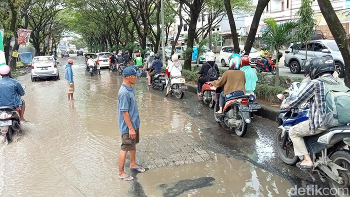 Kerusakan Jalan Tun Abdul Razak, Kabupaten Gowa, Sulawesi Selatan