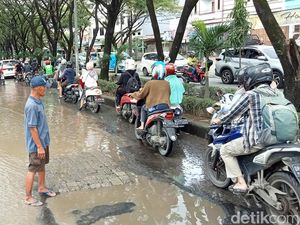 Jalan Tun Abdul Razak Berlubang Bak Kubangan Kerbau Kian Menyengsarakan Warga