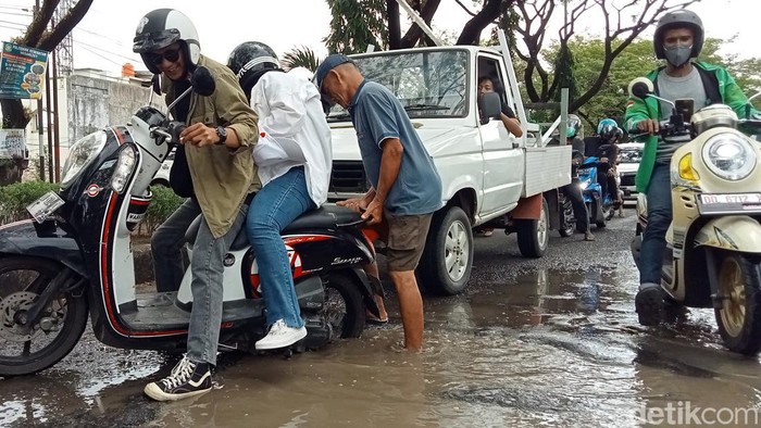 Kerusakan Jalan Tun Abdul Razak, Kabupaten Gowa, Sulawesi Selatan