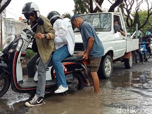 Jalan Tun Abdul Razak Kewenangan Pemprov Sulsel Rusak Parah, Ancam Pengendara