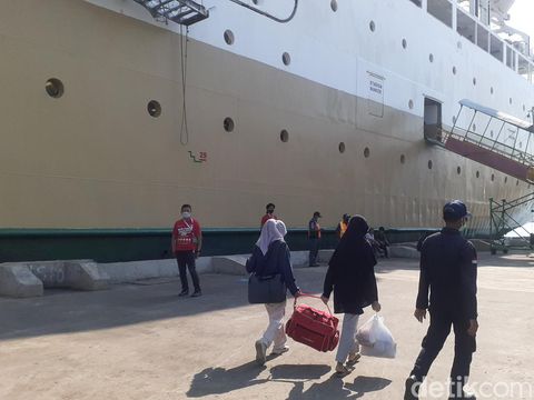 KM Ciremai di Pelabuhan Tanjung Mas Semarang mengangkut pemudik yang hendak balik ke Jakarta, Selasa (10/5/2022).