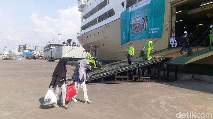 KM Ciremai di Pelabuhan Tanjung Mas Semarang mengangkut pemudik yang hendak balik ke Jakarta, Selasa (10/5/2022).