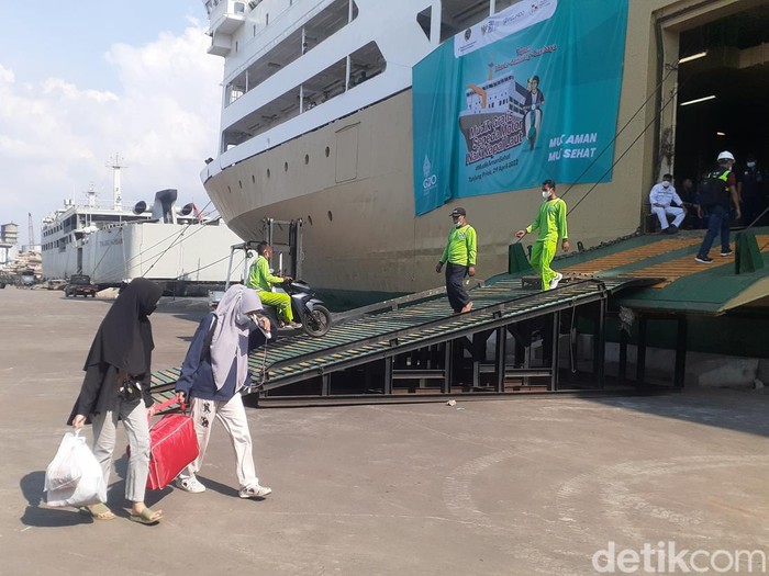 KM Ciremai di Pelabuhan Tanjung Mas Semarang mengangkut pemudik yang hendak balik ke Jakarta, Selasa (10/5/2022).