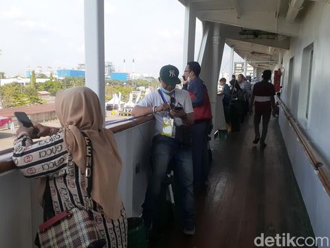 KM Ciremai di Pelabuhan Tanjung Mas Semarang mengangkut pemudik yang hendak balik ke Jakarta, Selasa (10/5/2022).
