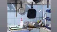 Tata letak tempat cucian piring yang miring, membuat netizen ini sering encok saat mudik ke rumah ibunya. Apalagi jika dia bertugas mencuci tumpukan piring  kotor yang menggunung. Foto: Twitter @biasalahanakmud
