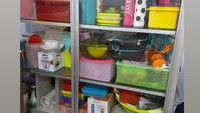 Bukan etalase jualan, di rumah ibu netizen yang satu ini ada lemari kaca khusus koleksi tupperware sang ibu. Jika ada yang hilang, omelan sang ibu bisa berlanjut hingga Lebaran tahun depan. Foto: Twitter @biasalahanakmud