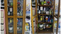  Mirip dengan konsep etalase tupperware. Lemari kaca ini awalnya lemari pajangan, namun beralih fungsi menjadi lemari peralatan makan dan segala jenis barang bisa masuk ke sana. Foto: Twitter @biasalahanakmud