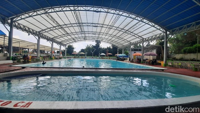 Kolam renang di Sampoerna Sports Club Bandung.