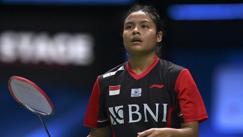 Pebulu tangkis tunggal putri Indonesia Komang Ayu Cahya Dewi mengambil kok saat melawan pebulu tangkis tunggal putri Jerman Yvonne Li dalam pertandingan babak penyisihan grup A Piala Thomas Uber 2022 di Impact Arena, Bangkok, Thailand, Selasa (10/5/2022). Pebulu tangkis tunggal putri Indonesia yang tampil pertama tersebut mampu menang dengan skor 21-15 dan 21-13. ANTARA FOTO/M Risyal Hidayat/YU
