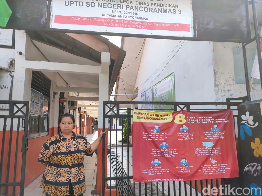 Kondisi kerusakan atap di SDN Pancoranmas 3 Depok, Jawa Barat, 10 Mei 2022. (Dwi Rahmawati/detikcom)