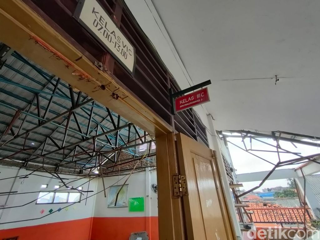 Kondisi kerusakan atap di SDN Pancoranmas 3 Depok, Jawa Barat, 10 Mei 2022. (Dwi Rahmawati/detikcom)
