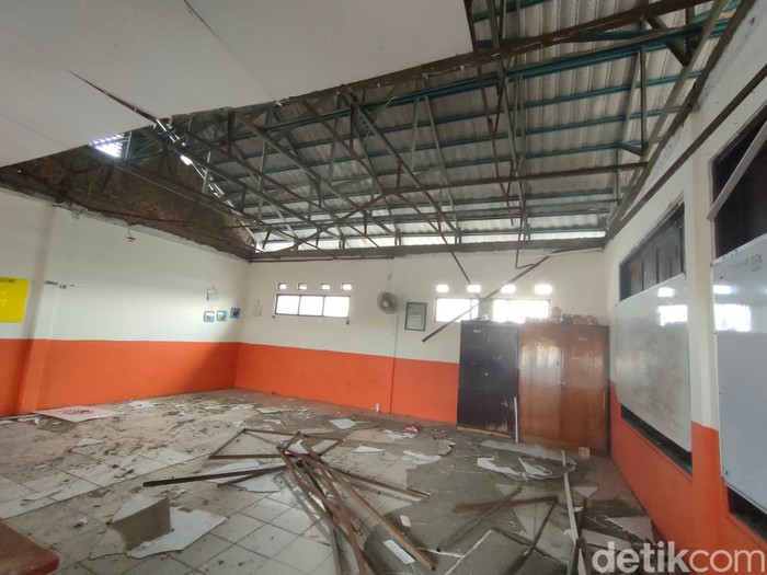 Kondisi kerusakan atap di SDN Pancoranmas 3 Depok, Jawa Barat, 10 Mei 2022. (Dwi Rahmawati/detikcom)