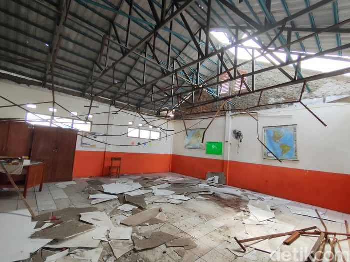 Kondisi kerusakan atap di SDN Pancoranmas 3 Depok, Jawa Barat, 10 Mei 2022. (Dwi Rahmawati/detikcom)
