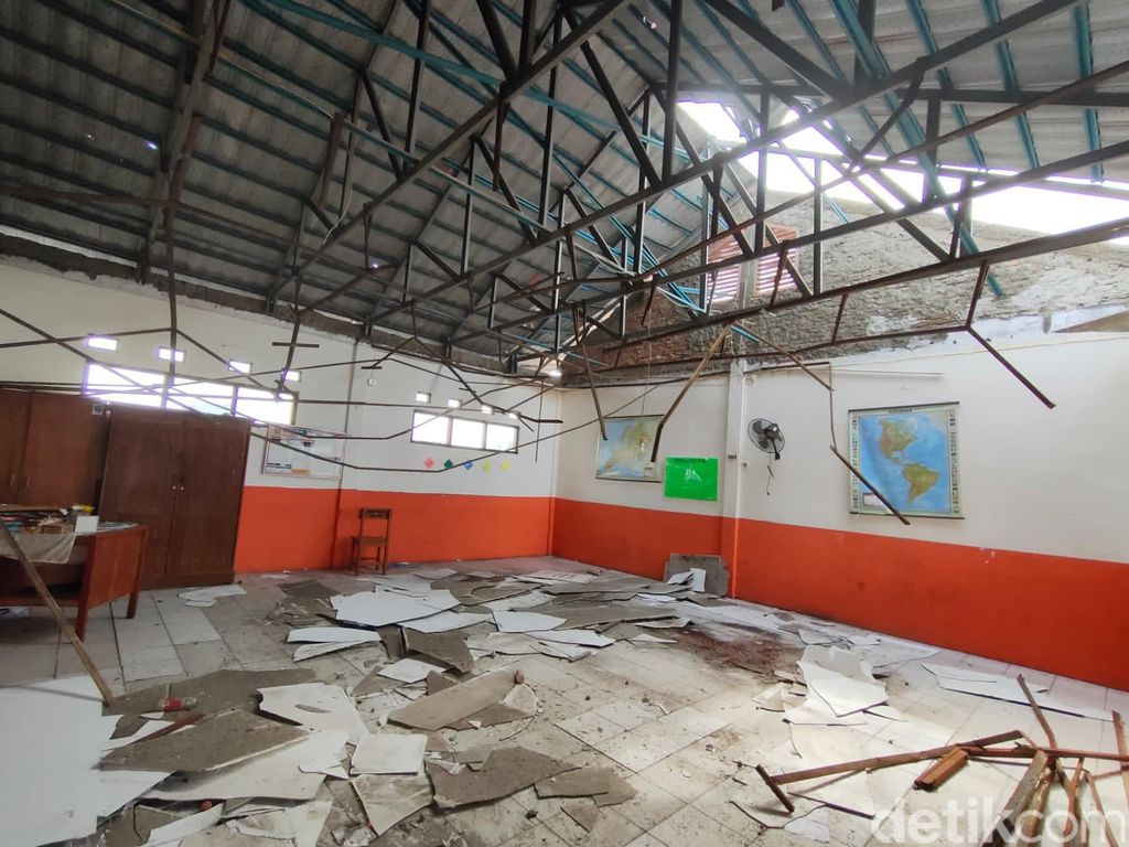 Kondisi kerusakan atap di SDN Pancoranmas 3 Depok, Jawa Barat, 10 Mei 2022. (Dwi Rahmawati/detikcom)