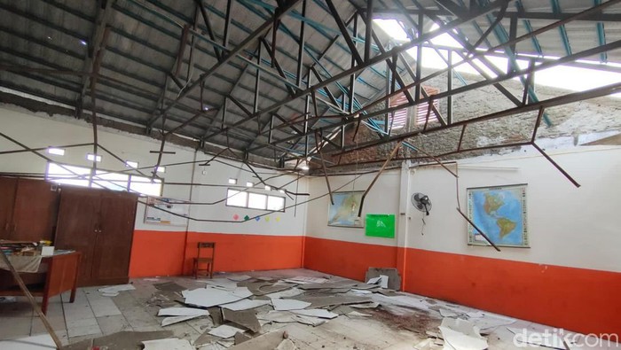 Kondisi kerusakan atap di SDN Pancoranmas 3 Depok, Jawa Barat, 10 Mei 2022. (Dwi Rahmawati/detikcom)