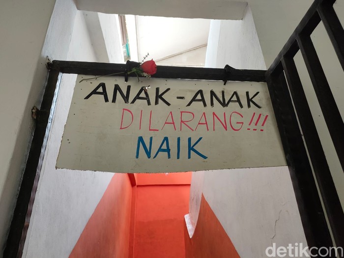Kondisi kerusakan atap di SDN Pancoranmas 3 Depok, Jawa Barat, 10 Mei 2022. (Dwi Rahmawati/detikcom)